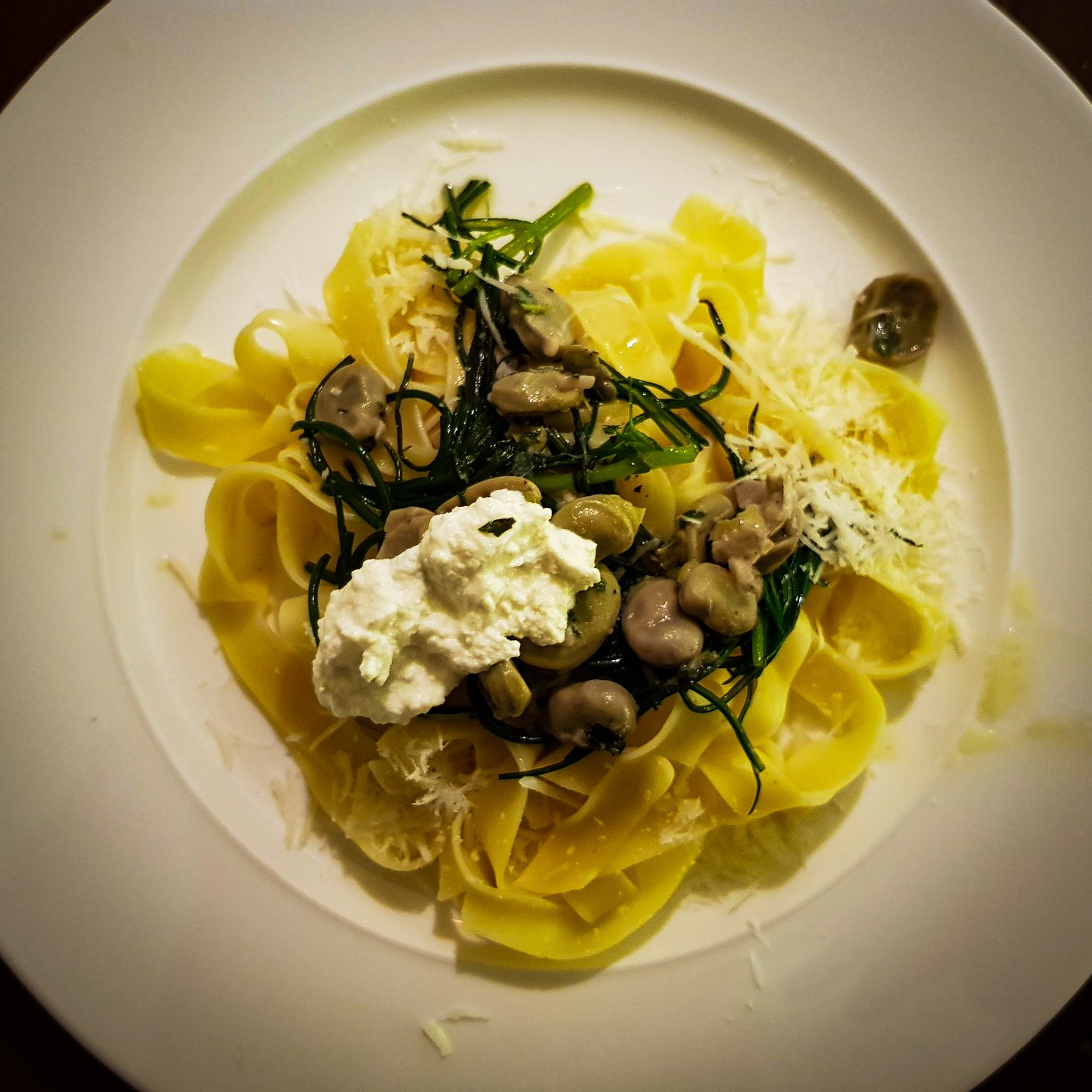 Bandnudeln mit Ackerbohnen, Barba die Frate und Ricotta