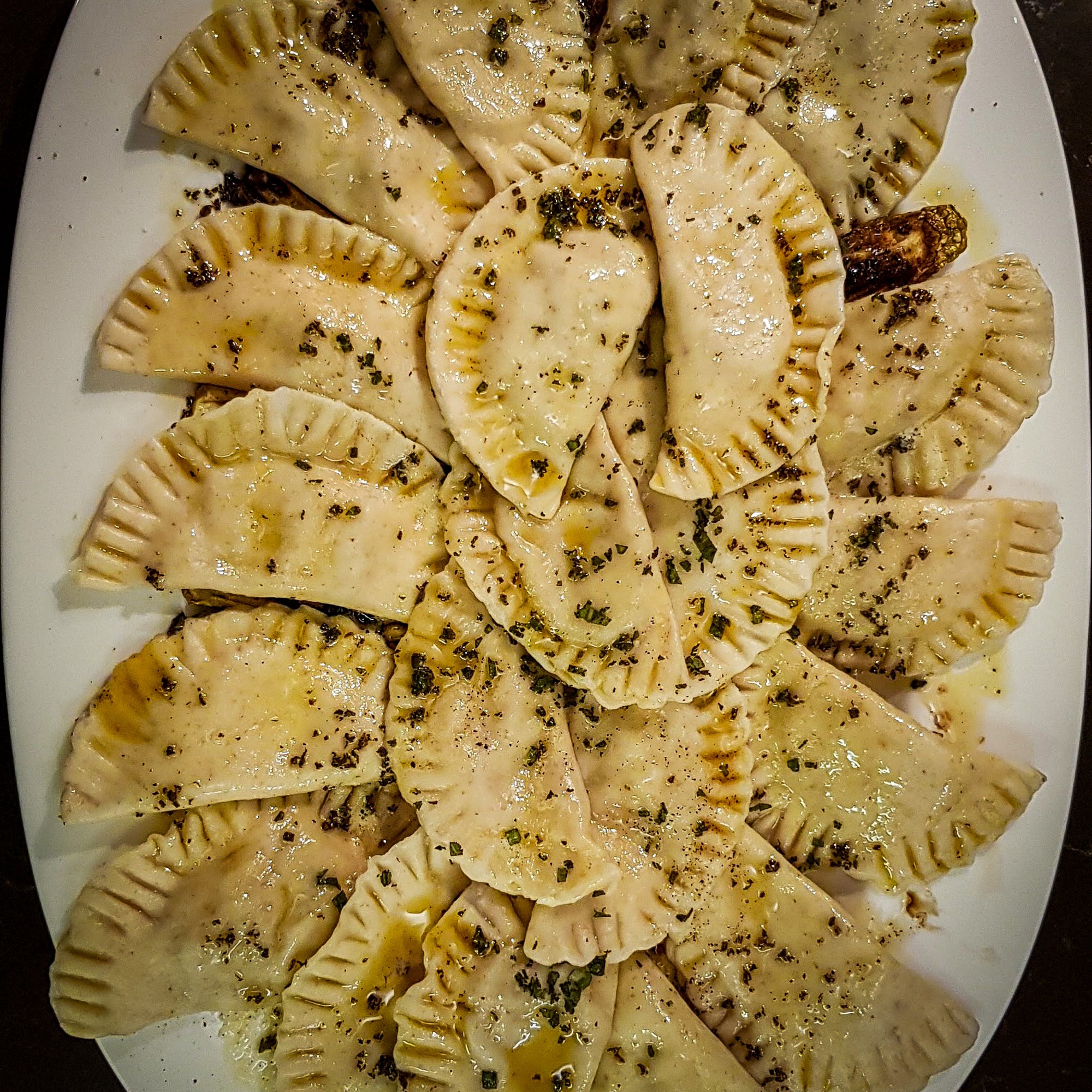 Selbstgemachte Rabioli in Salbeibutter