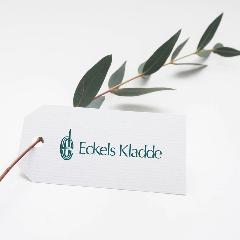 Geschenkgutschein für Kurs in Münster. Es liegt ein Eukalyptuszweig mit kleinem Schilf und Logo von Eckels Kladde auf weißem Hintergrund