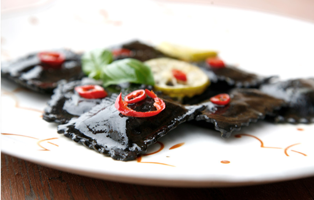 Schwarze, selbstgeamchte Ravioli mit Chili und Basilikum