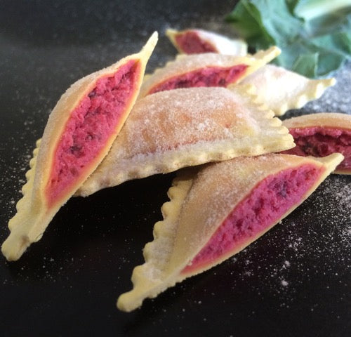 Aufgeschnittene Ravioli mit himbeerfarbener Füllung