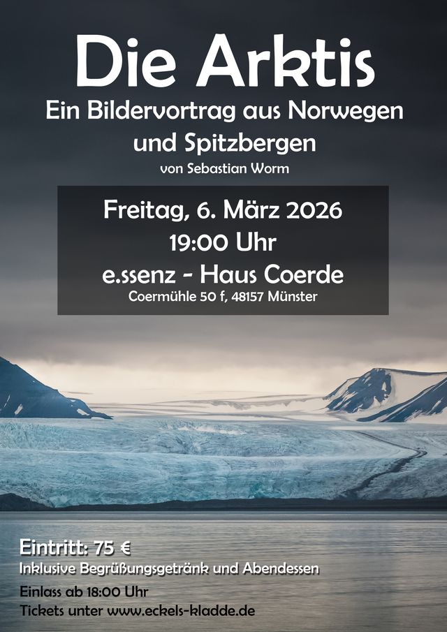 Flyer-Front, Die Arktis - Multimediapräsentation von Sebastian Worm - Sa. 06.03.26 - Haus Coerde - Coermühle 50f, 48157 Münster - 75€ inkl. Begrüßunsggetränk und Abendessen - Im Hintergrund sieht man einen Fjord