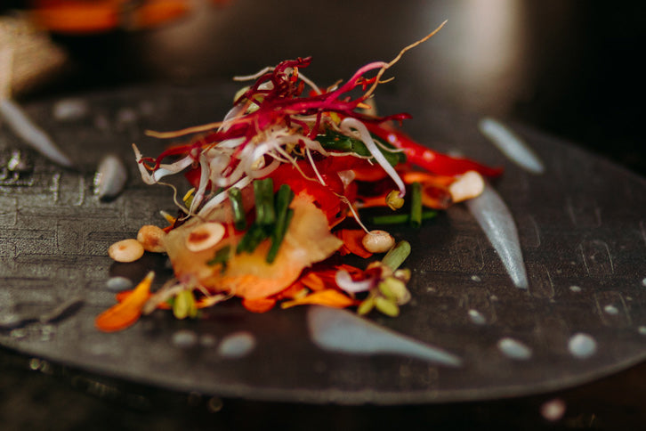 Catering in Münster und im Münsterland – Gemüse, Saaten, Kräuter und Nüsse auf einem Reispapier.