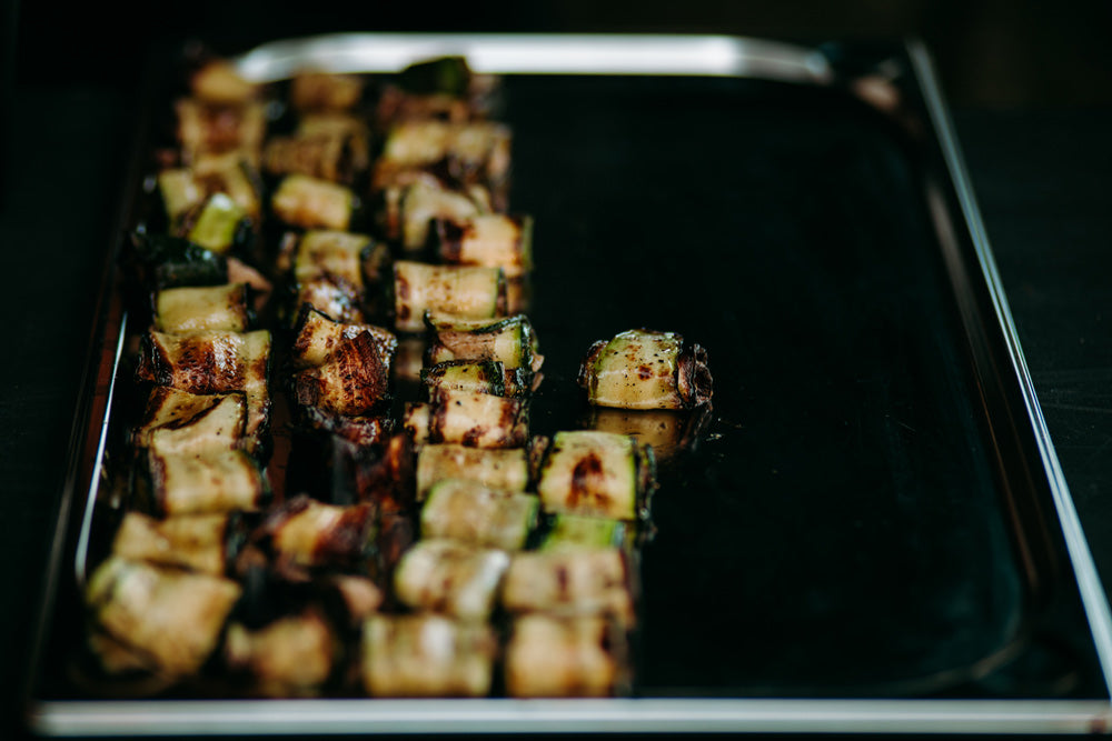 Catering in Münster - Zucchini gebraten und eingerollt liegt auf einer silberfarbenen Platte
